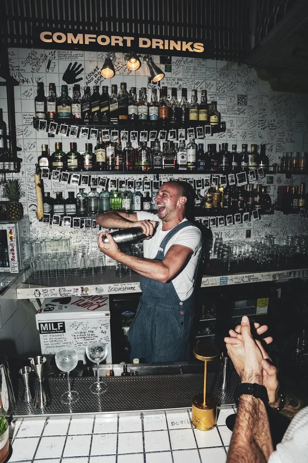 Bartender preparando un cóctel detrás de la barra