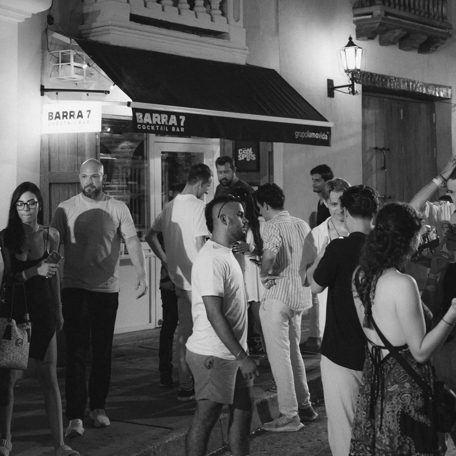 Gente llegando a la fachada de Barra 7