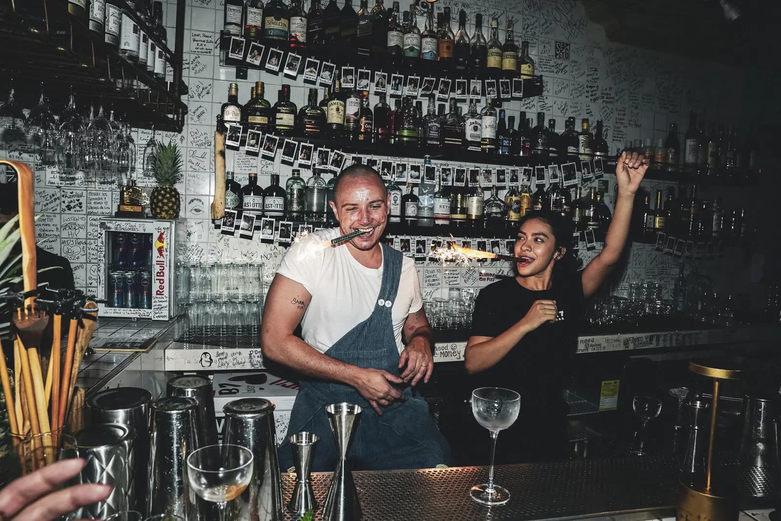 Dos bartenders trabajando juntos en la barra