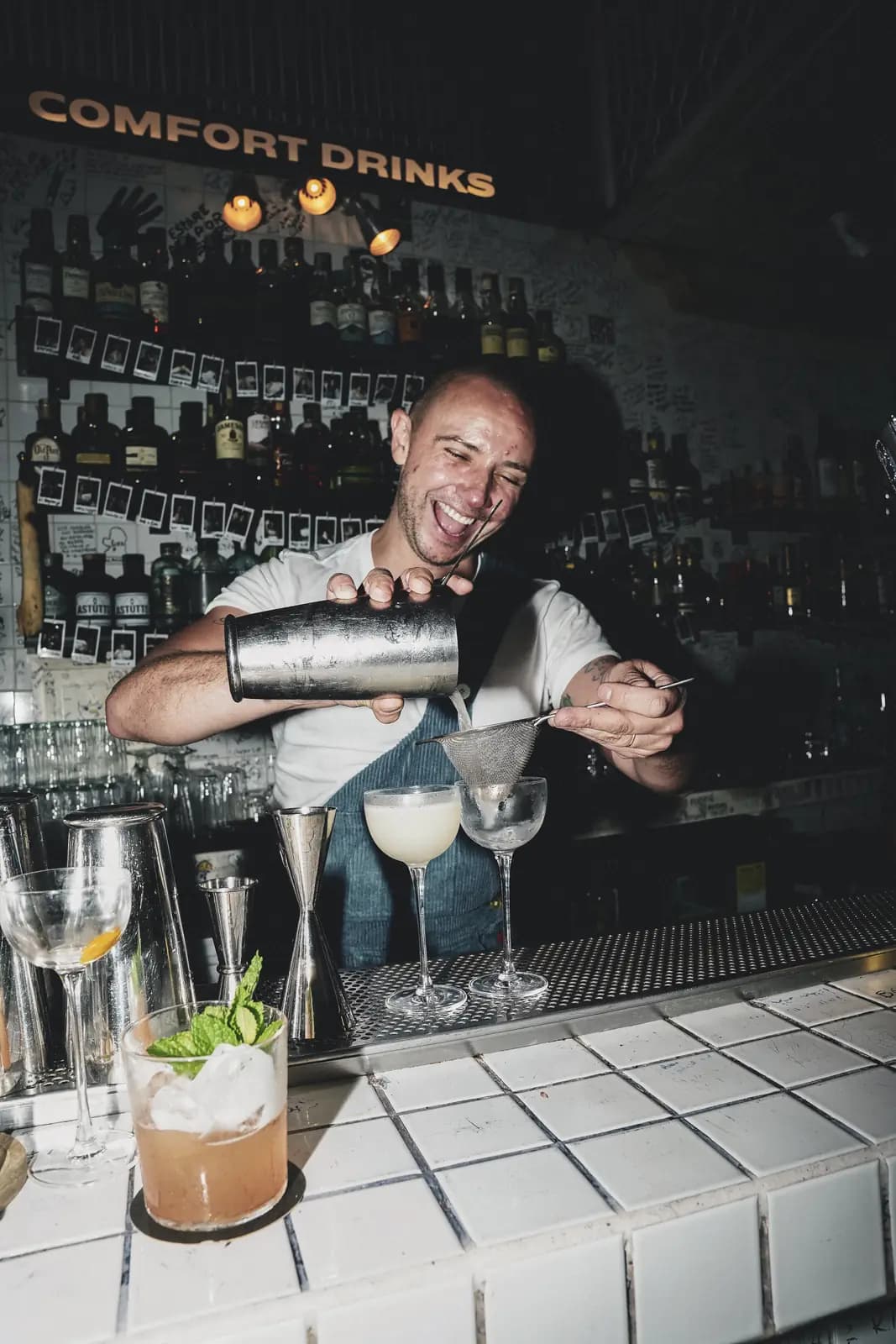 Bartender agitando un shaker