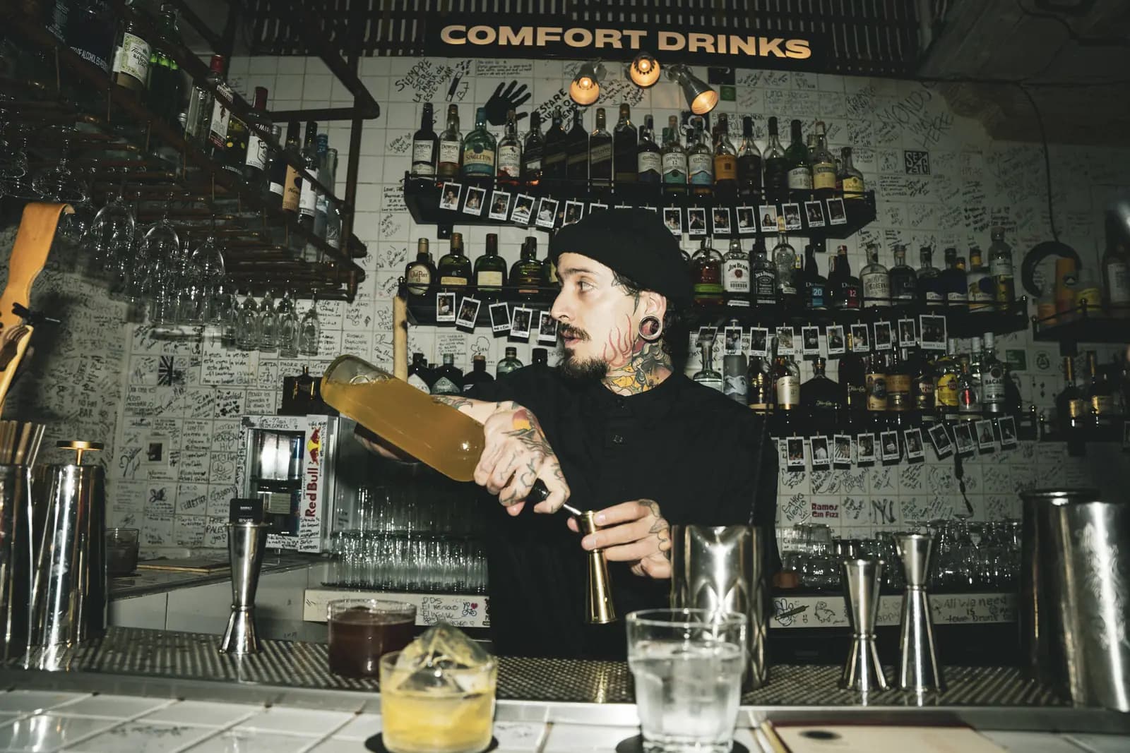 Bartender de Barra 7 sirviendo detrás de la barra