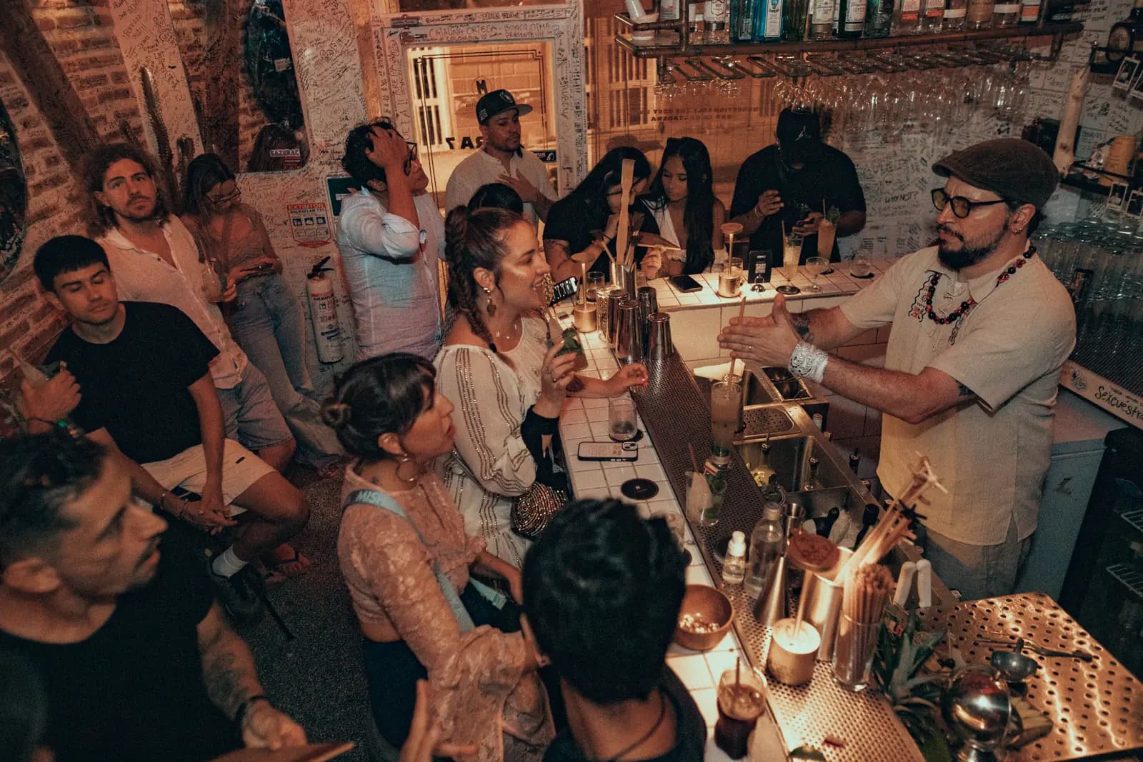 Gente reunida alrededor de la barra