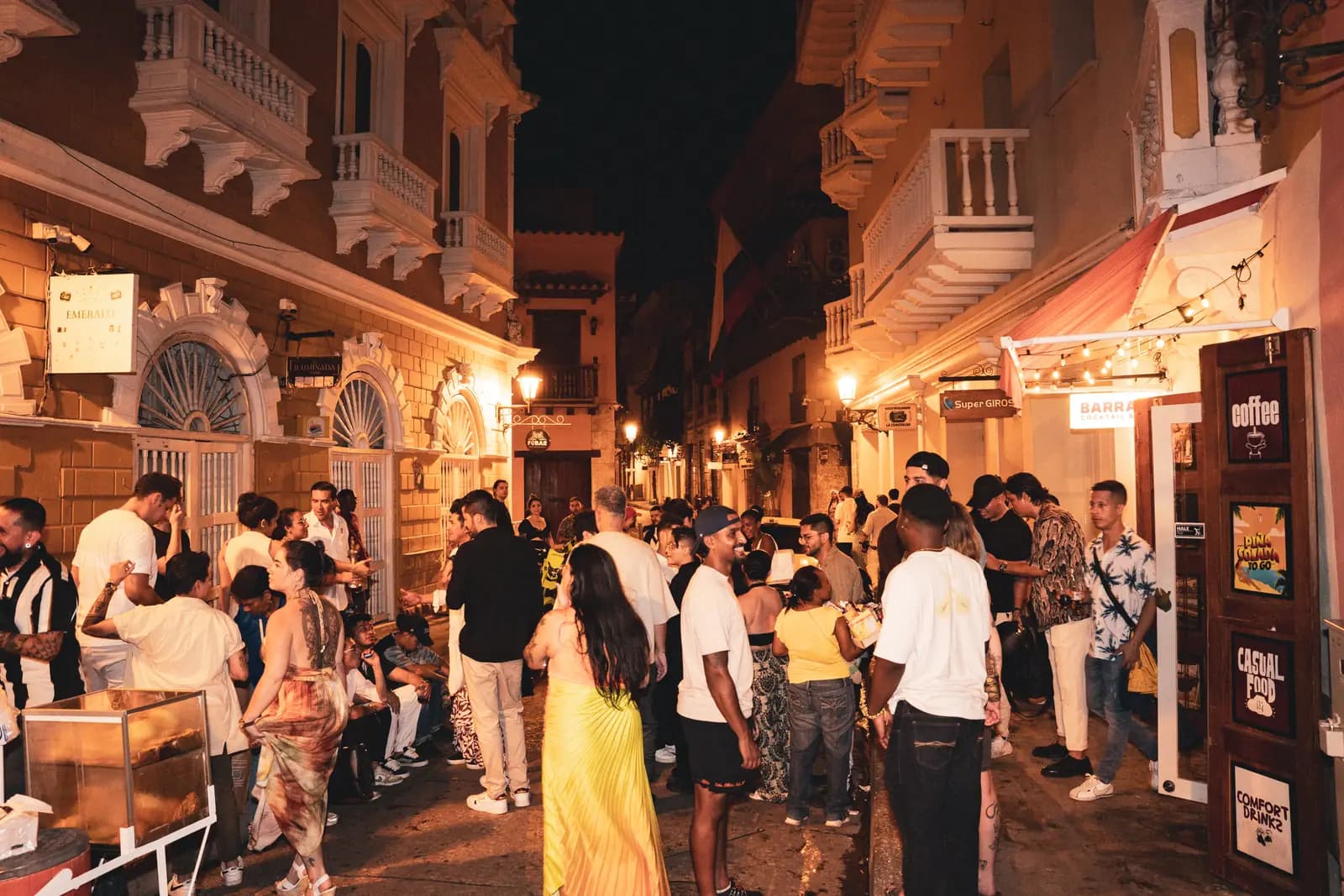 La Calle del Candilejo de noche, frente a Barra 7