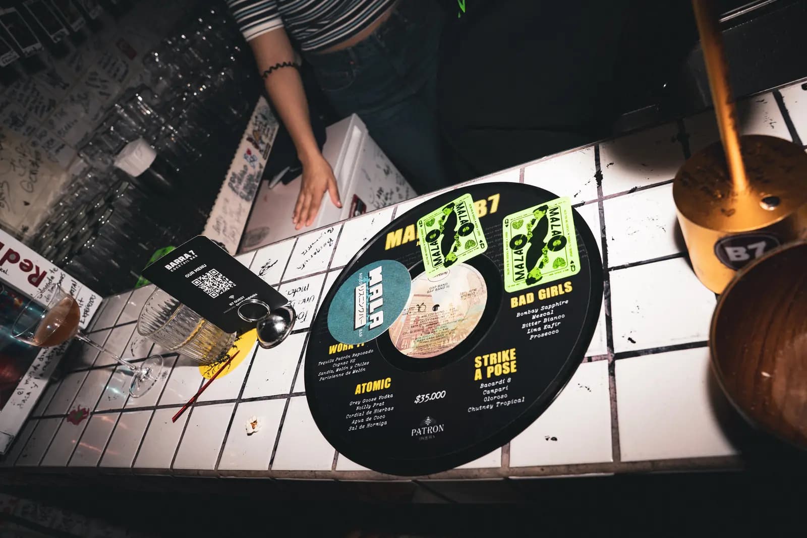 Disco de vinilo sobre la baldosa de la barra